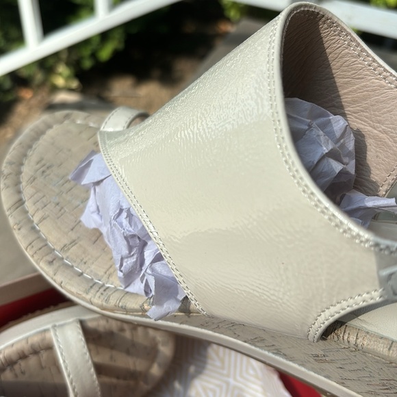 Donald pliner new in box women size 7.5 off white wedge shoe - Picture 3 of 4